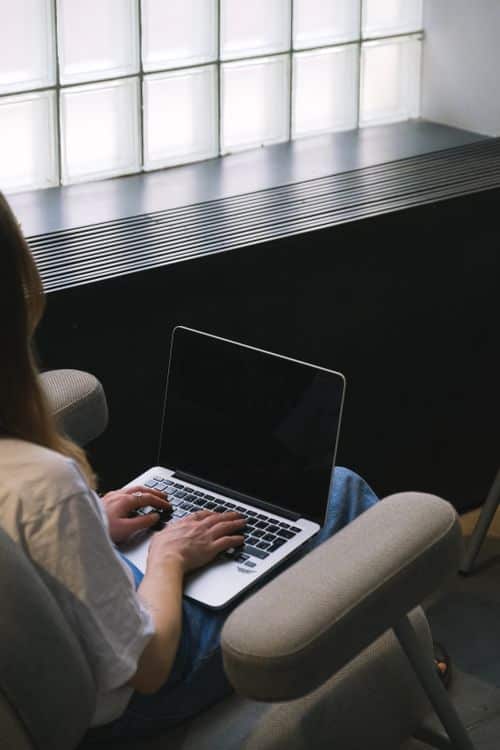 wypełnianie wniosków przez internet na laptopie